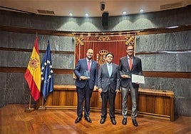 De izda. a derecha, Adalberto de la Cruz Correa, Juan Luis Lorenzo Bragado y Tomás Luis Martín Rodríguez, hoy en la sede del CGPJ en Madrid.