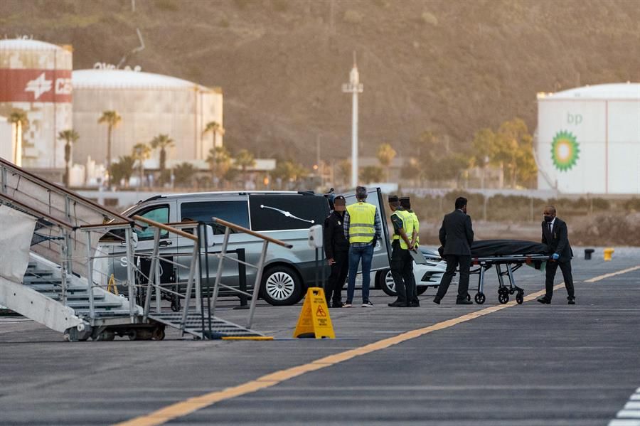 Llega a Tenerife el crucero que rescató a un cayuco con seis fallecidos