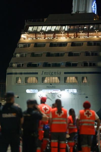 Llega a Tenerife el crucero que rescató a un cayuco con seis fallecidos