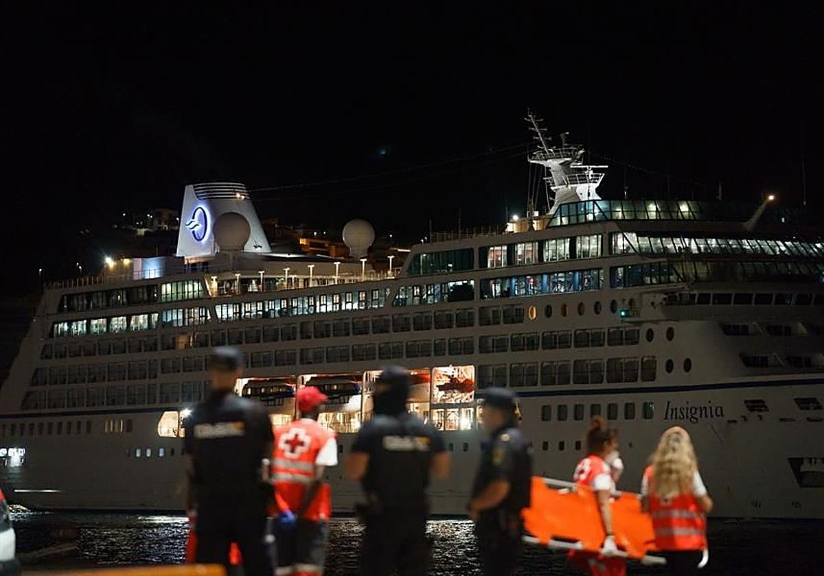 Llega a Tenerife el crucero que rescató a un cayuco con seis fallecidos