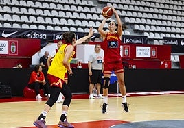 Maite Cazorla lanza en un entrenamiento con la selección.