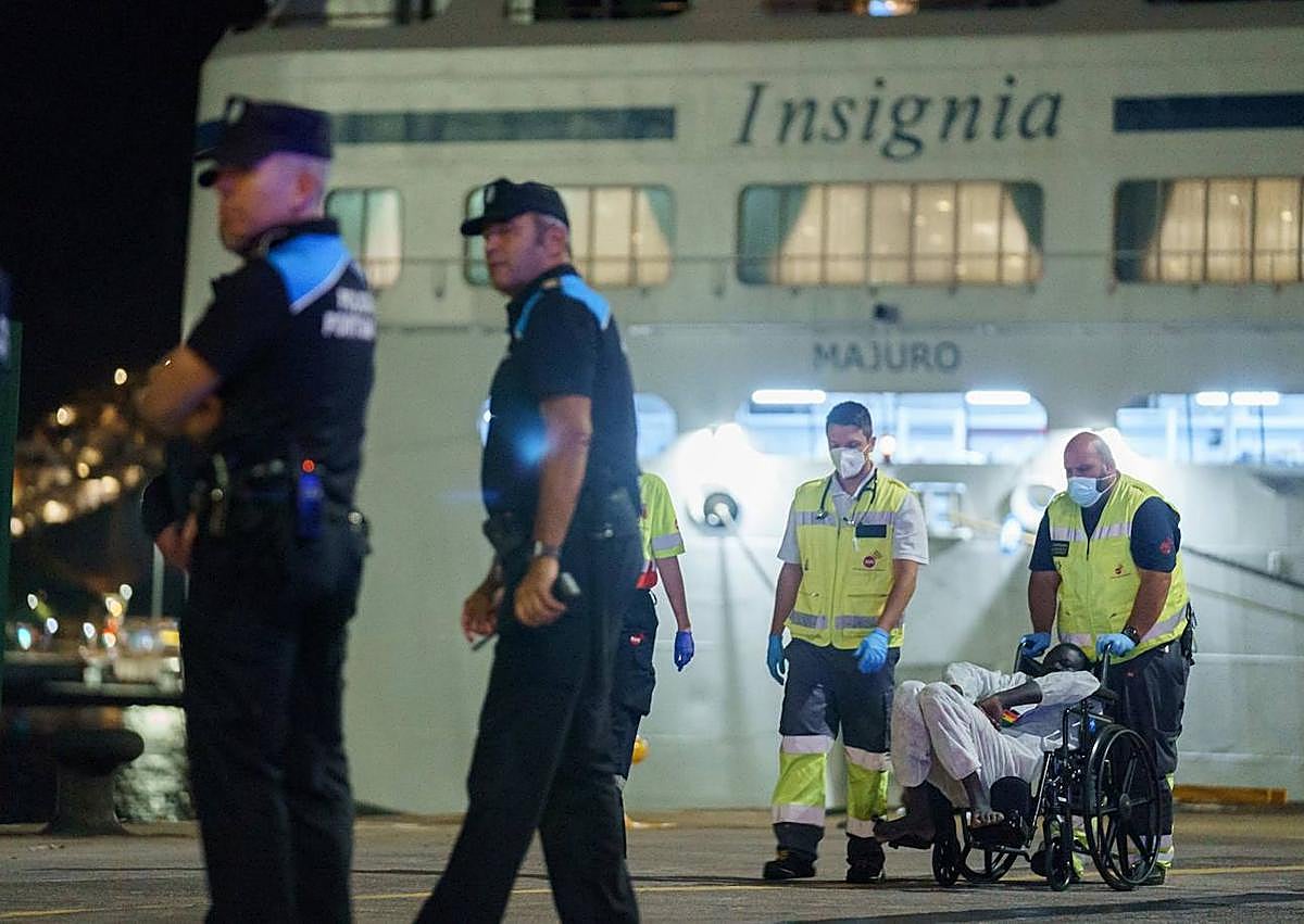 Imagen secundaria 1 - Más de 30 personas murieron en el cayuco rescatado por el crucero tras 17 días a la deriva