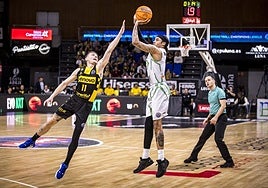 Caleb Homesley lanza ante la defensa de Kyle Guy en la Basketball Champions League.