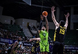 Caleb Homesley lanza ante el La Laguna Tenerife en la Champions.