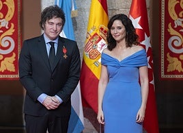 Milei (i) en su parada en Madrid en la gira de recoger medallas neoliberales en Europa.