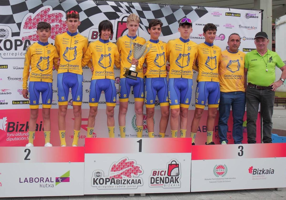 El equipo grancanario posa, orgulloso, en el podio de tierras vascas.