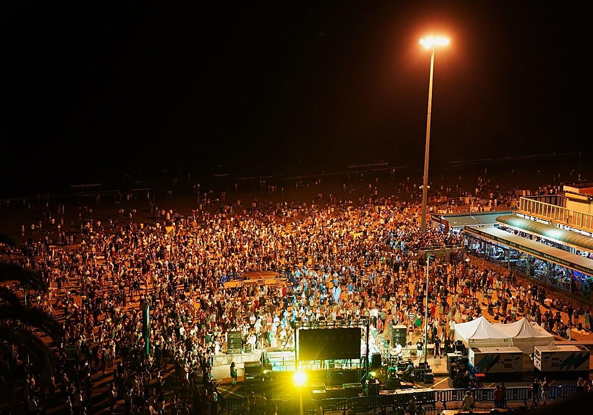 Música, buen ambiente y fuegos artificiales por San Juan en Playa del lnglés