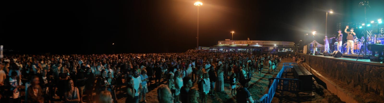 Música, buen ambiente y fuegos artificiales por San Juan en Playa del lnglés
