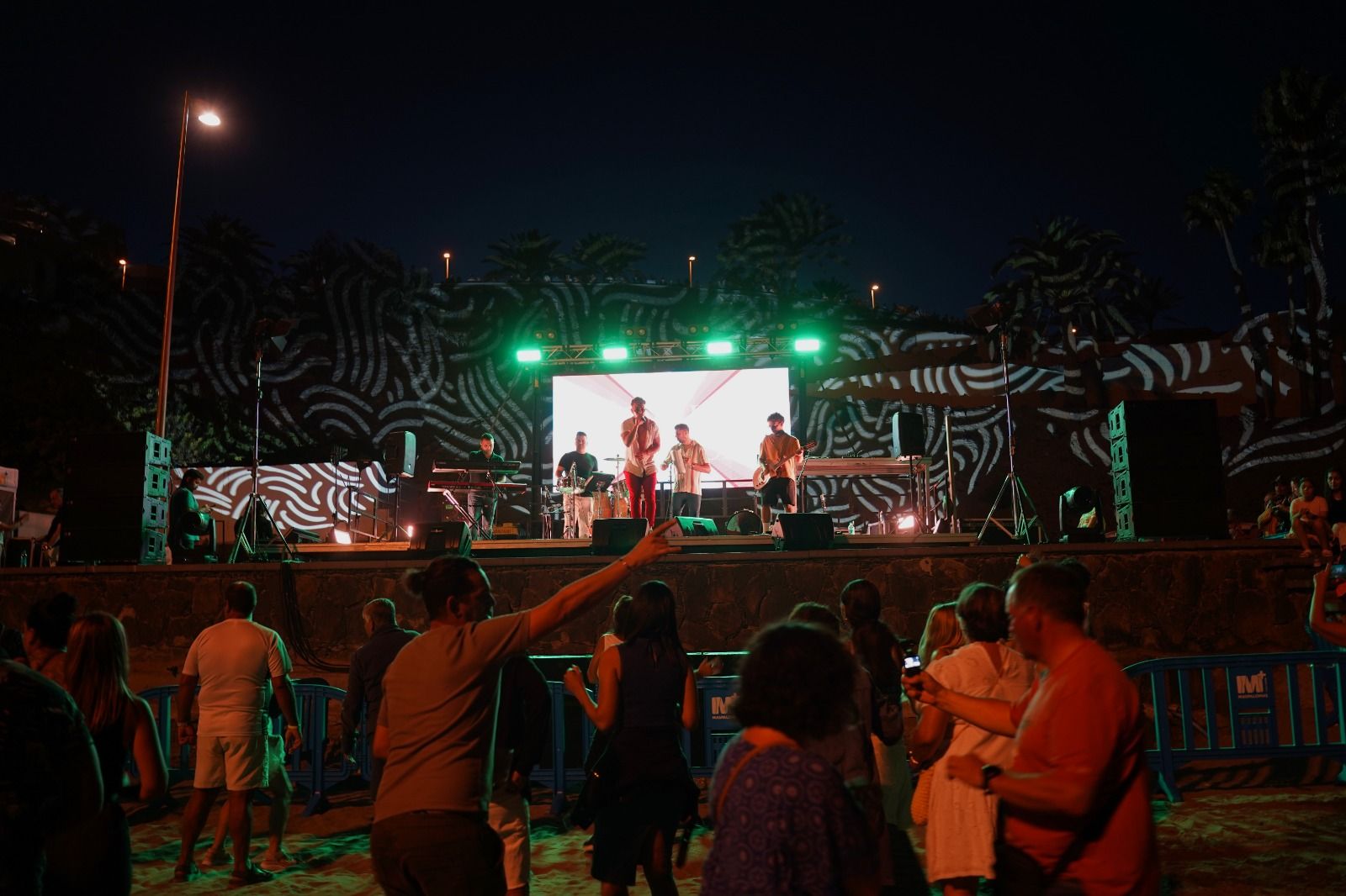 Música, buen ambiente y fuegos artificiales por San Juan en Playa del lnglés