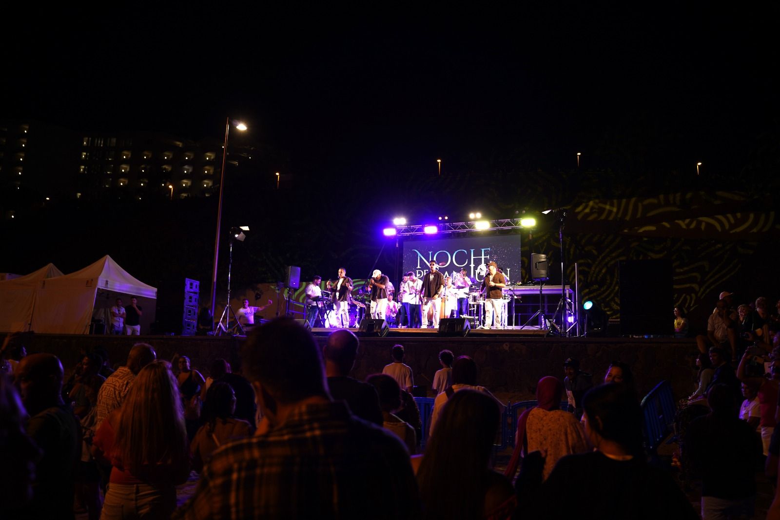 Música, buen ambiente y fuegos artificiales por San Juan en Playa del lnglés