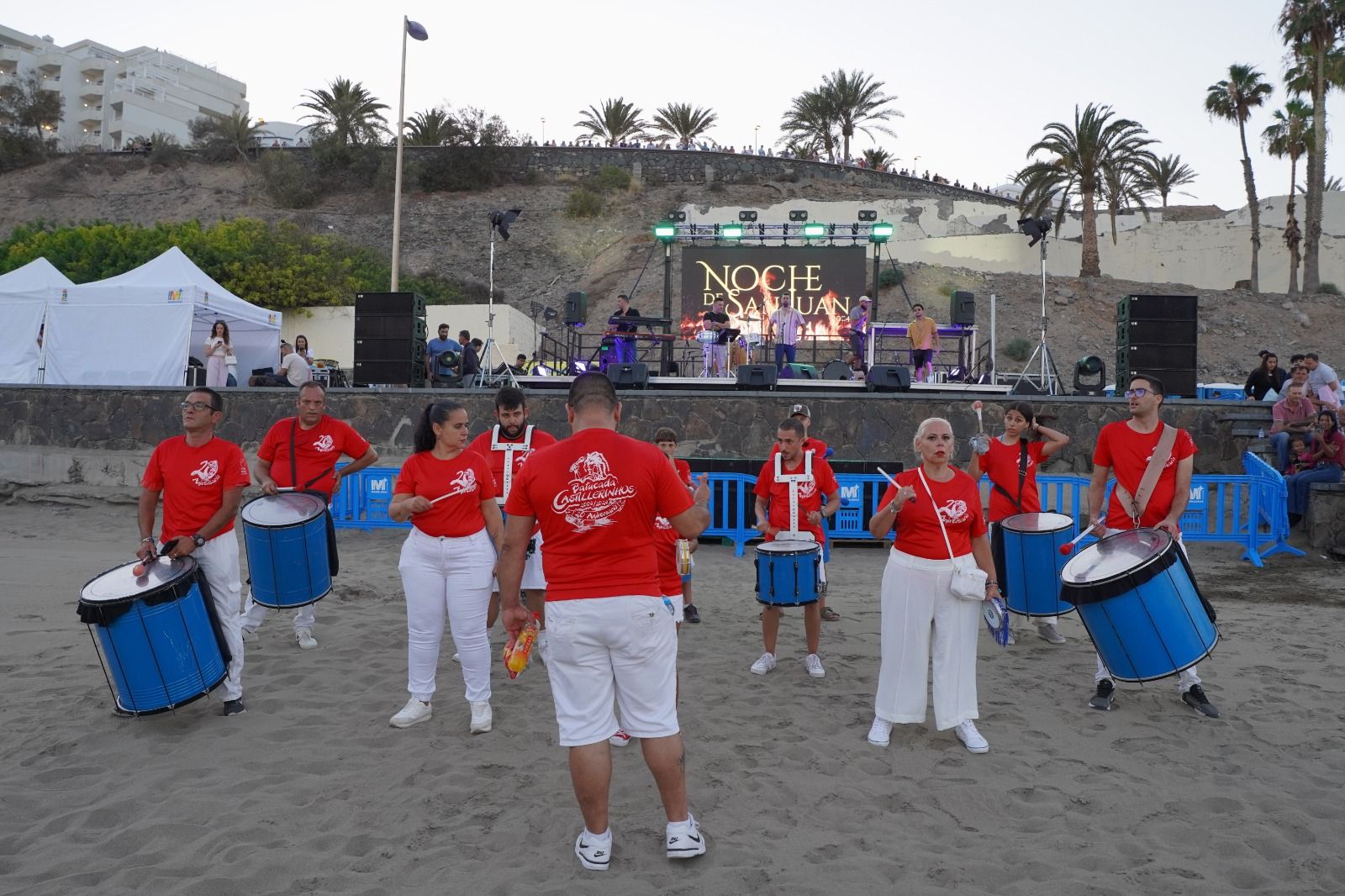 Música, buen ambiente y fuegos artificiales por San Juan en Playa del lnglés