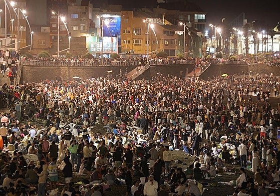 Imagen de la noche de San Juan en la playa de Las Canteras.