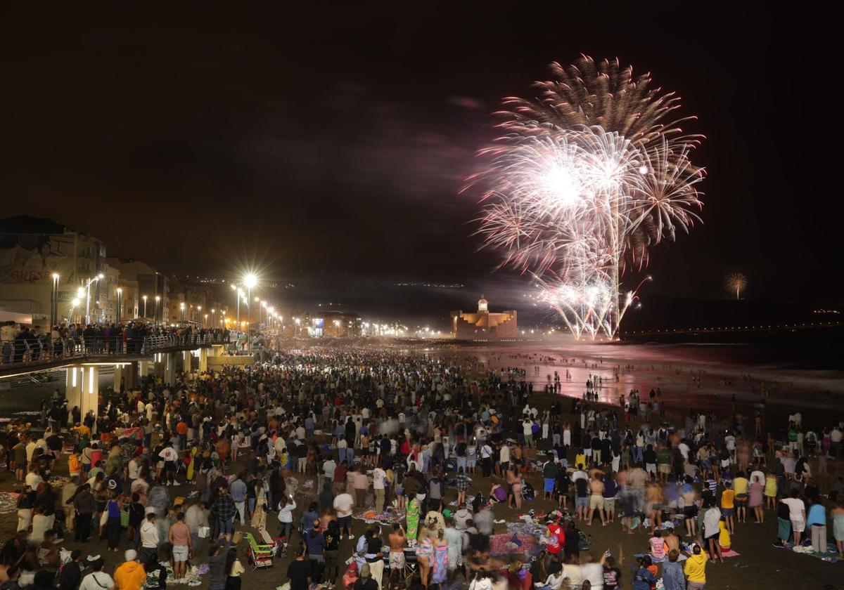 Los fuegos de San Juan alumbran Las Canteras, en imágenes