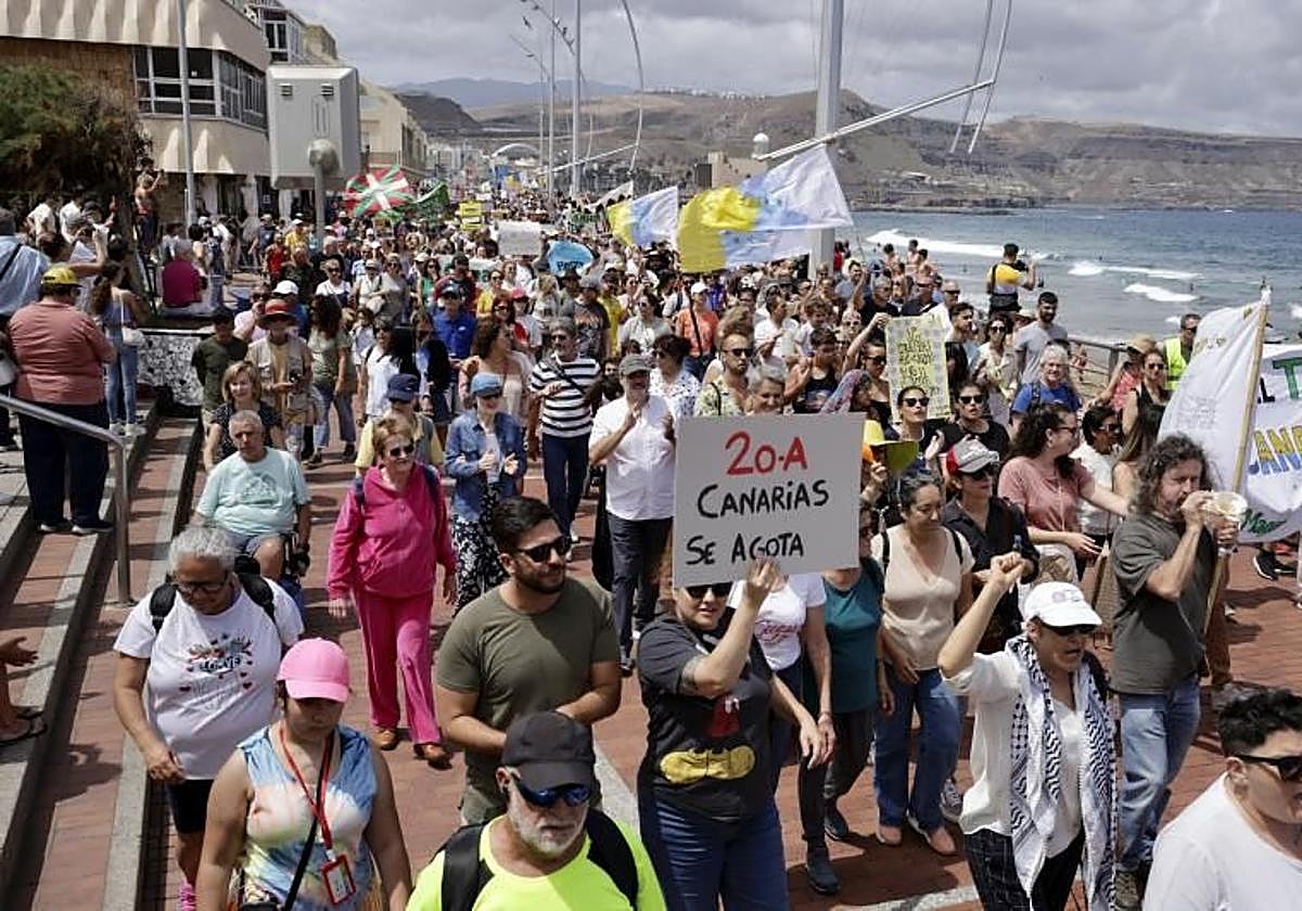Movilización del 20A en la playa de Las Canteras.
