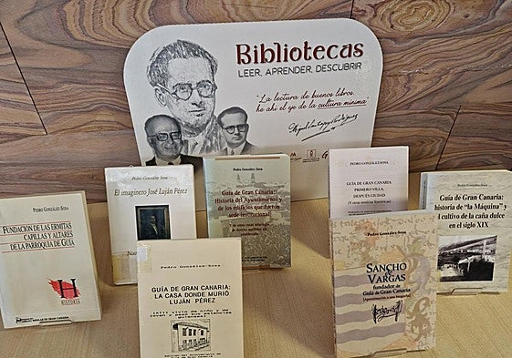 Espacio dedicado a las publicaciones de Pedro González Sosa en la Biblioteca Municipal de Guía.