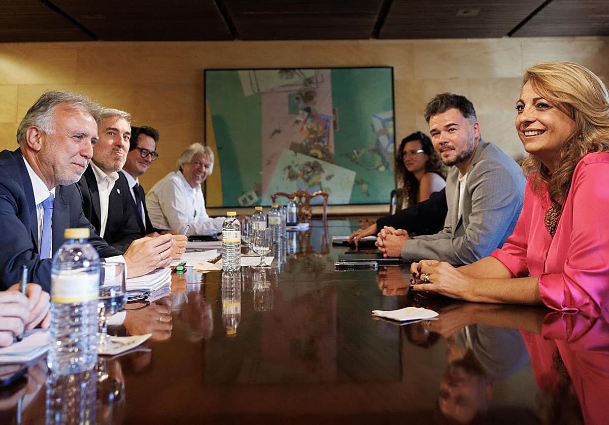 El ministro de Política Territorial, Ángel Víctor Torres, y el presidente de Canarias, Fernando Clavijo, durante las reuniones celebradas ayer con los grupos parlamentarios en Madrid.