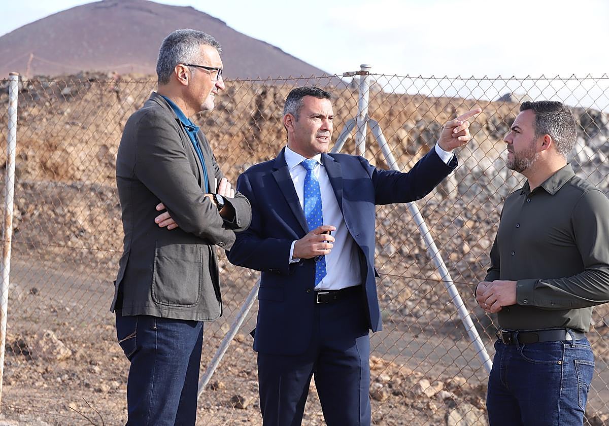 Marciano Acuña. Oswaldo Betancort y Jacobo Medina, en la parcela de Tahíche.