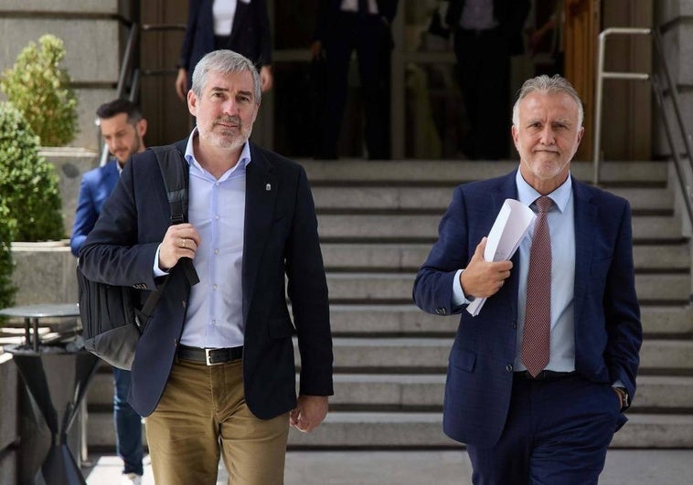 El presidente de Canarias, Fernando Clavijo, y el ministro de Política Territorial, Ángel Víctor Torres, tras finalizar la ronda de contactos con los grupos parlamentarios en el Congreso.