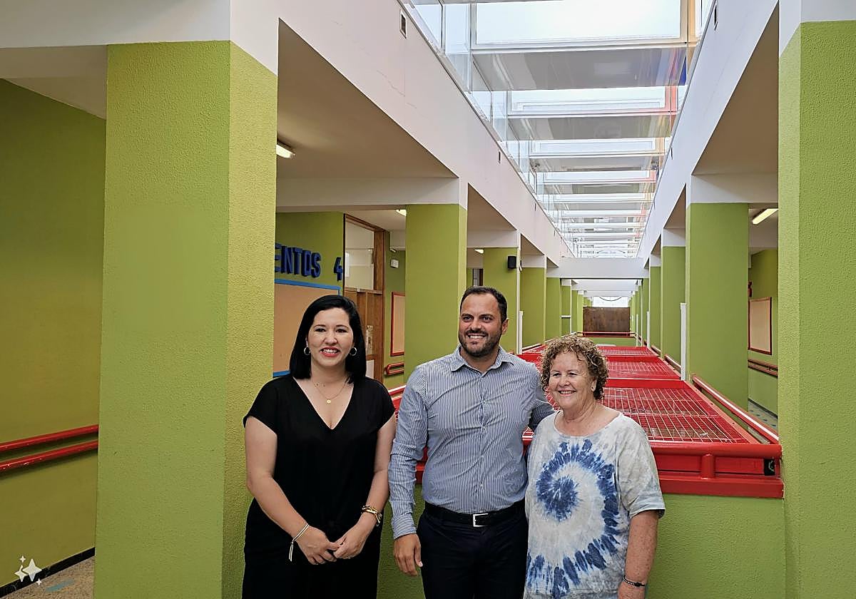 Autoridades y directora, comprobando el estado de la mejora en marcha.