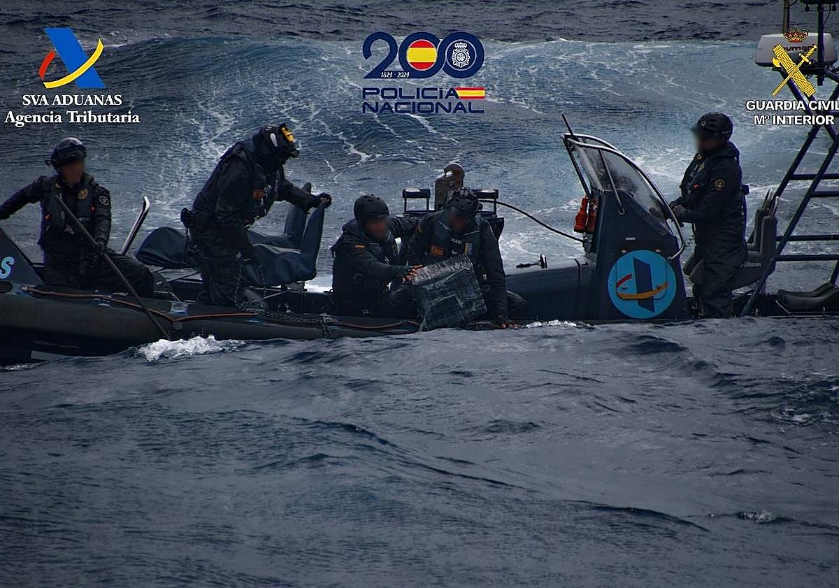 Imagen principal - Interceptan 900 kilos de cocaína en aguas cercanas a La Palma