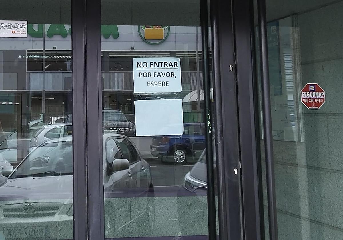 Puerta de acceso a las dependencias de la Seguridad Social en Valterra.