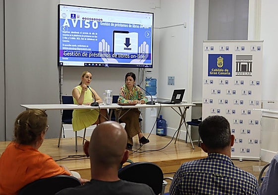 Guacimara Medina y Nieves Pérez se dirigen a los asistentes durante la reunión celebrada en la Biblioteca Insular.