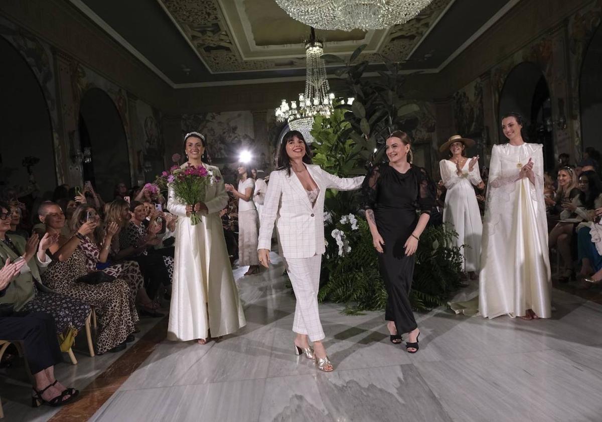 Imagen principal - Aurelia Gil presentó su colección 'Atelier' este jueves.