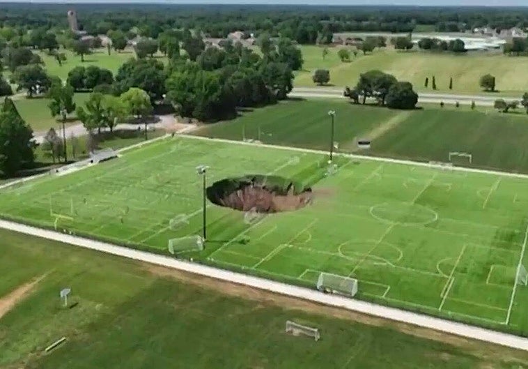 Imágenes del socavón abriéndose en Illinois (EE UU).
