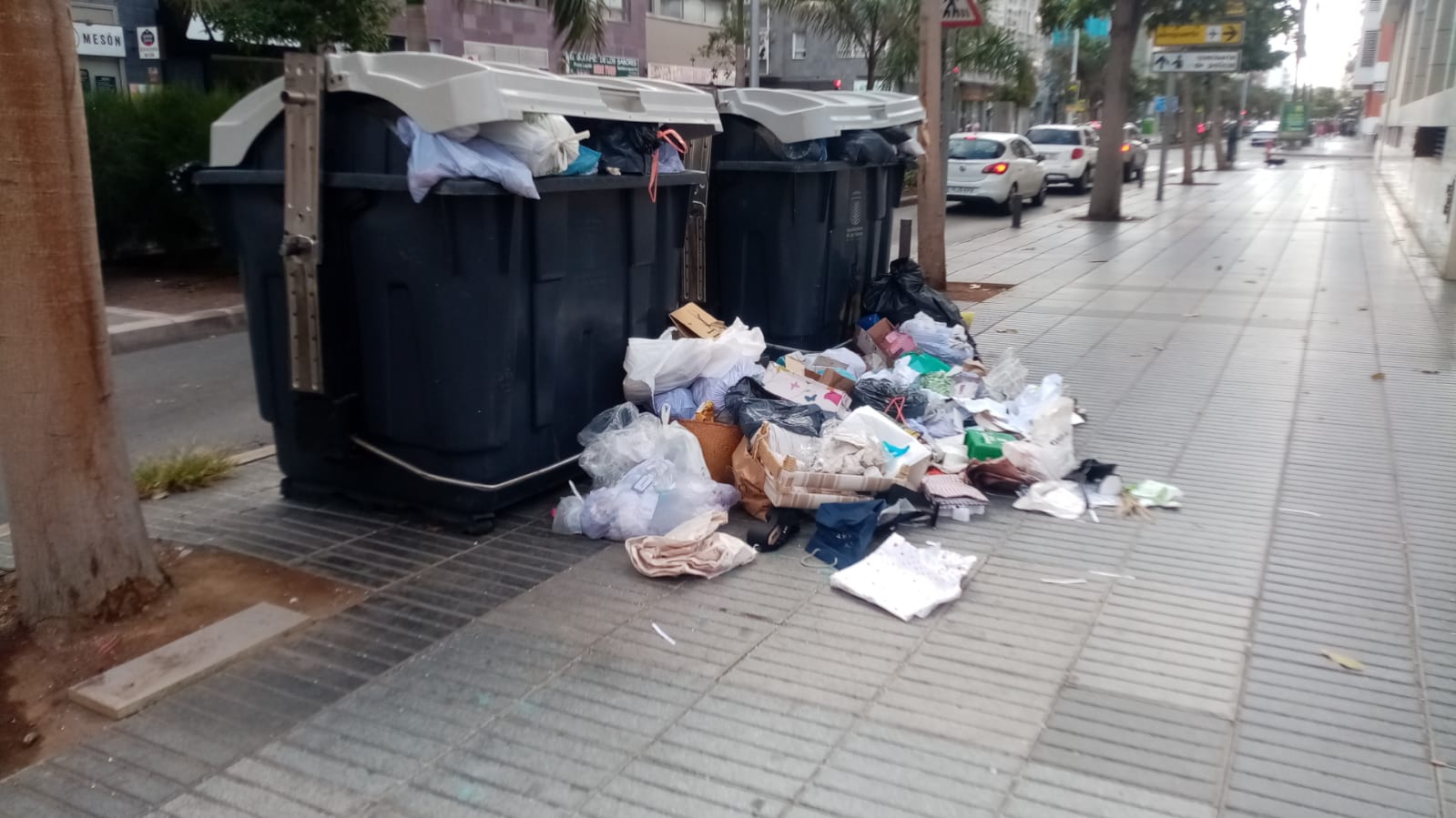 Los contenedores a rebosar en una calle en Triana.