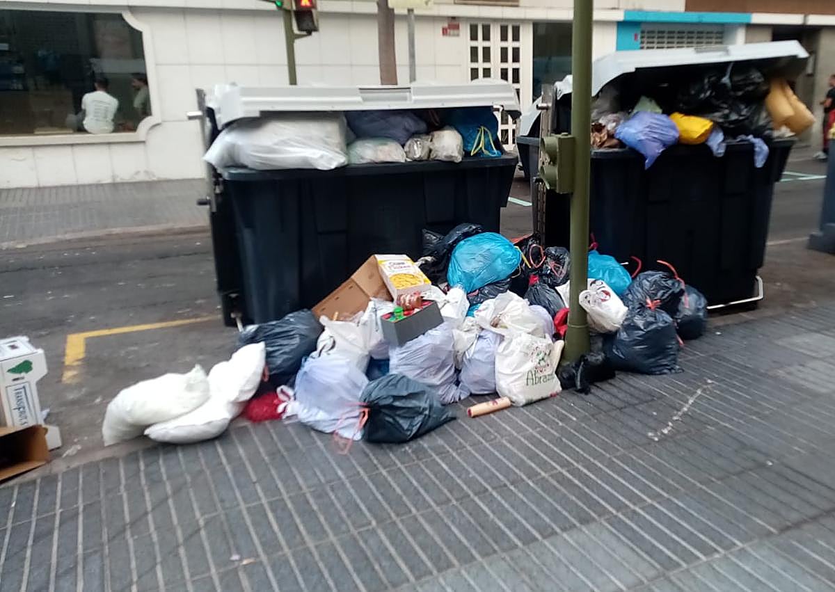 Imagen secundaria 1 - La basura se acumula en Triana y Arenales