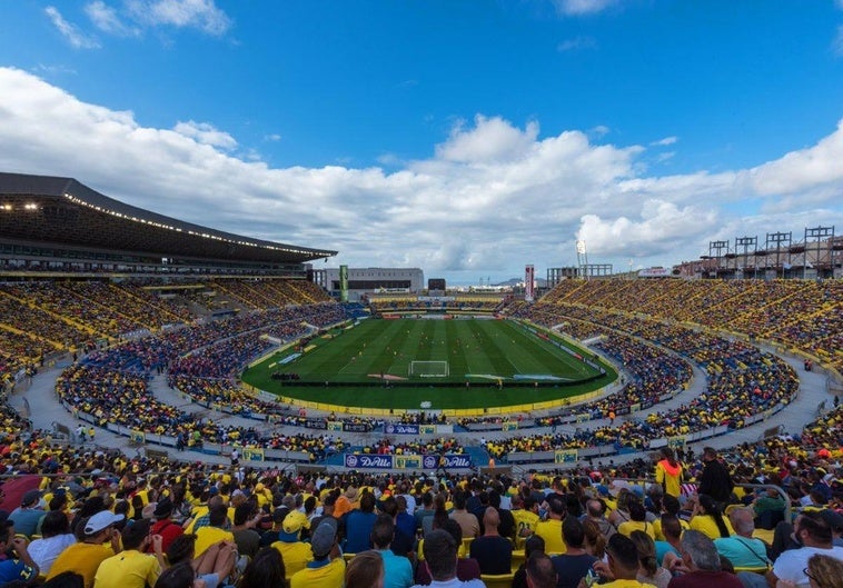 El Estadio de Gran Canaria, hasta la bandera.
