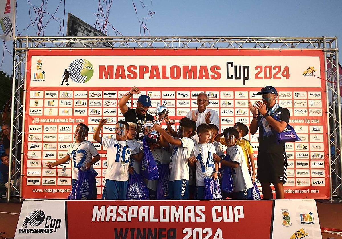 El Tamaraceite, en el momento de recoger su copa de campeón.