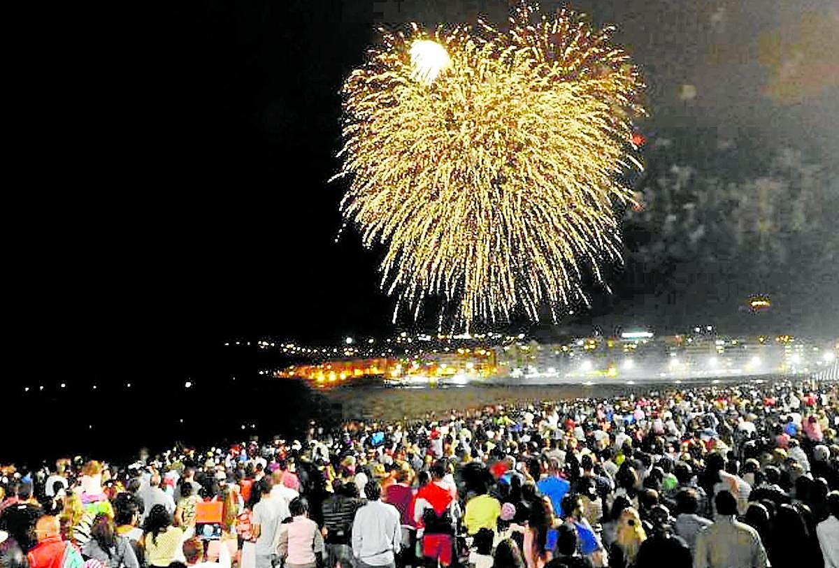 Imagen de los fuegos artificiales en la playa de Las Canteras, por las Fiestas Fundacionales de la capital grancanaria.