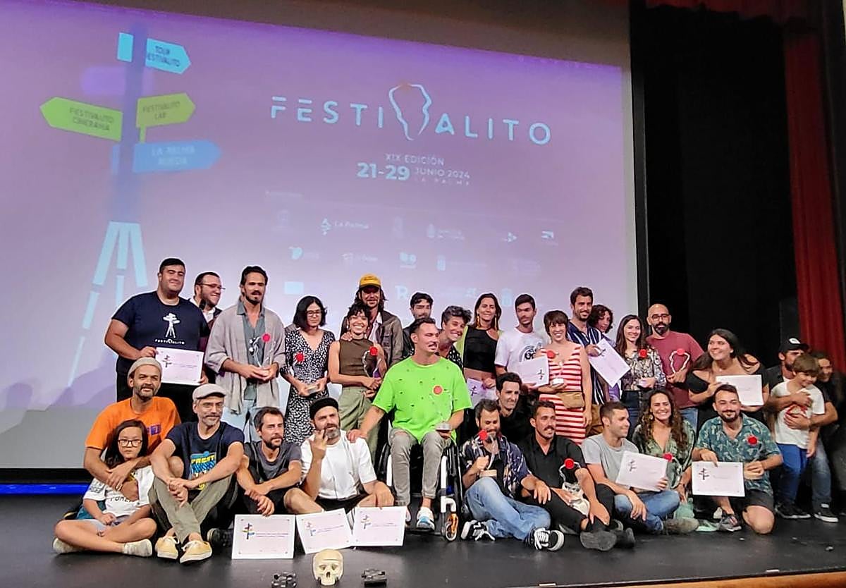 Foto de familia de los galardonados en esta 19ª edición del Festivalito.