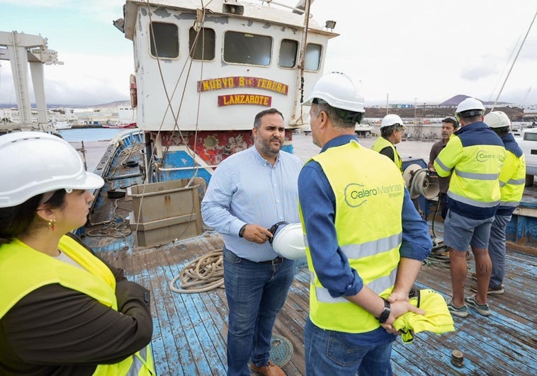 Samuel Martín, visitando el barco en fase de arreglo.