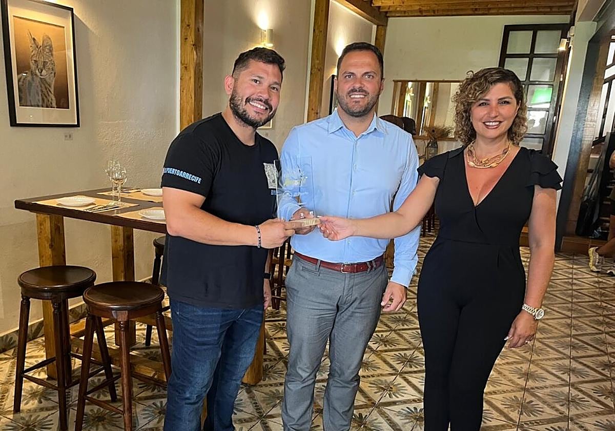 Autoridades entregando el premio.