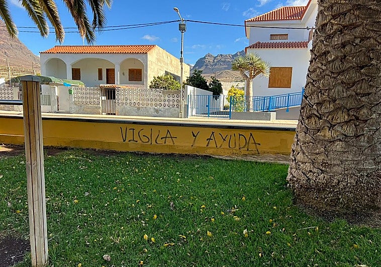 Una de las pintadas en el municpio.