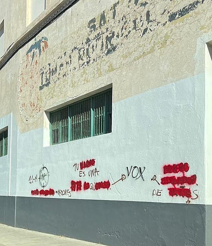 Imagen secundaria 2 - Actos vandálicos en La Aldea: pintadas contra políticos e instituciones