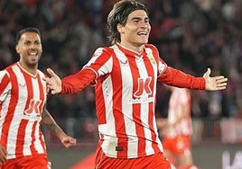 Romero celebra un gol con la camiseta del Almería la temporada pasada.