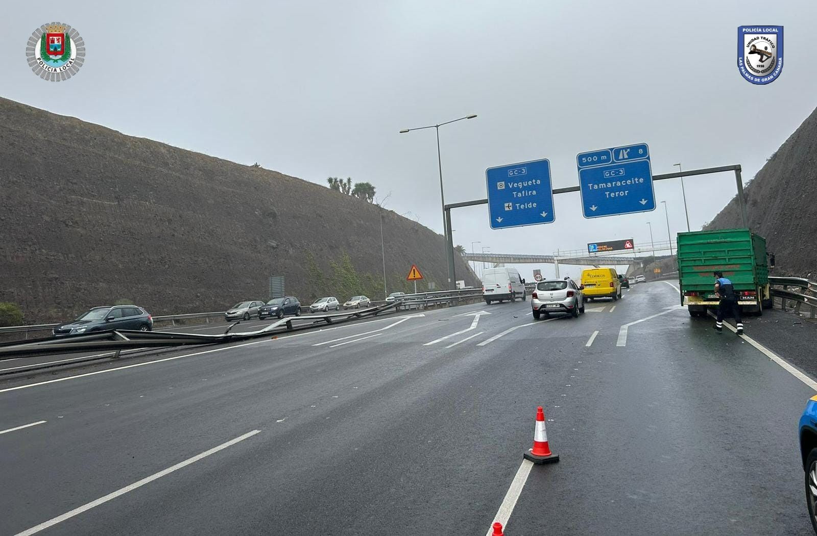 Imagen secundaria 1 - Pierde el control de su camión en la GC-3 y atraviesa ocho carriles