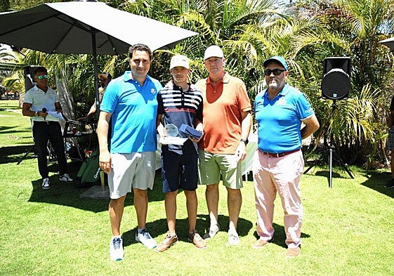 El ganador Juan Cabrera, con su trofeo.
