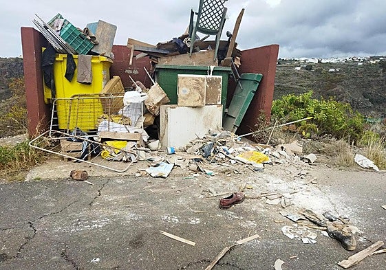 Vertido de escombros realizado en la zona de medianías y objeto de la sanción de los agentes locales.