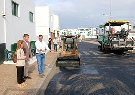 Autoridades supervisando los trabajos en marcha.