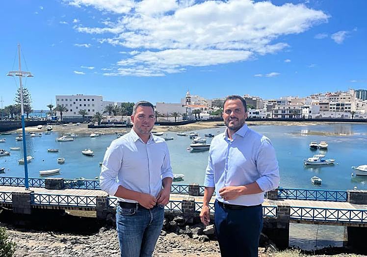 Jacobo Medina, consejero; y Yonathan de León, alcalde, ante la cascada, en 2023.