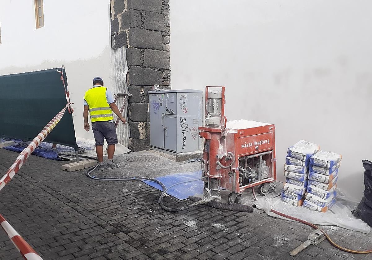 Labores de reparación en el lateral de la iglesia de San Ginés que da al Ayuntamiento.