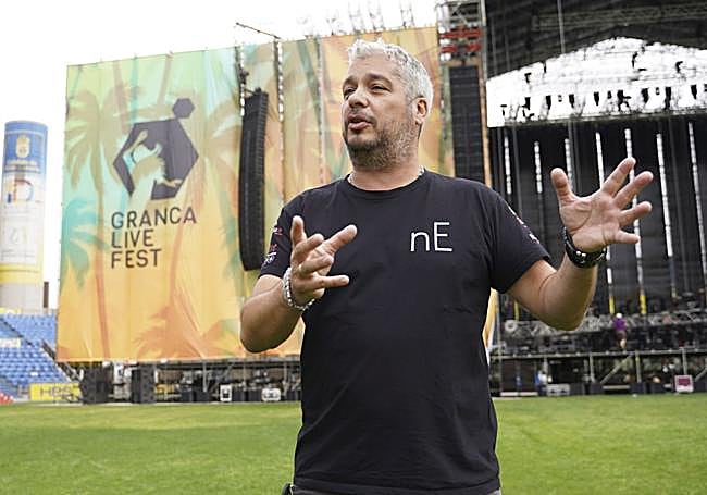 El promotor, sobre el césped.