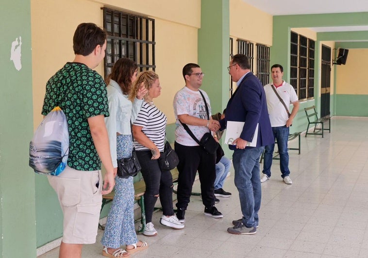 El consejero, Poli Suárez, con alumnado con discapacidad en el instituto Feria del Atlántico, en la capital grancanaria.