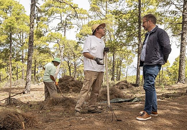 Raúl García, consejero de Medio Ambiente, charla con los pinocheros galardonados.