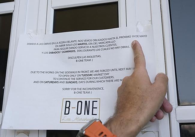 Cartel de una cafetería que cerró durante los trabajos.