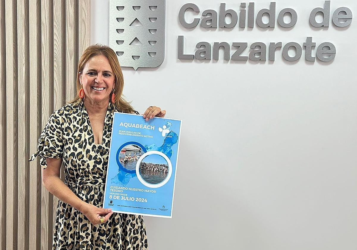 Nori Machín, con el cartel de la actividad.